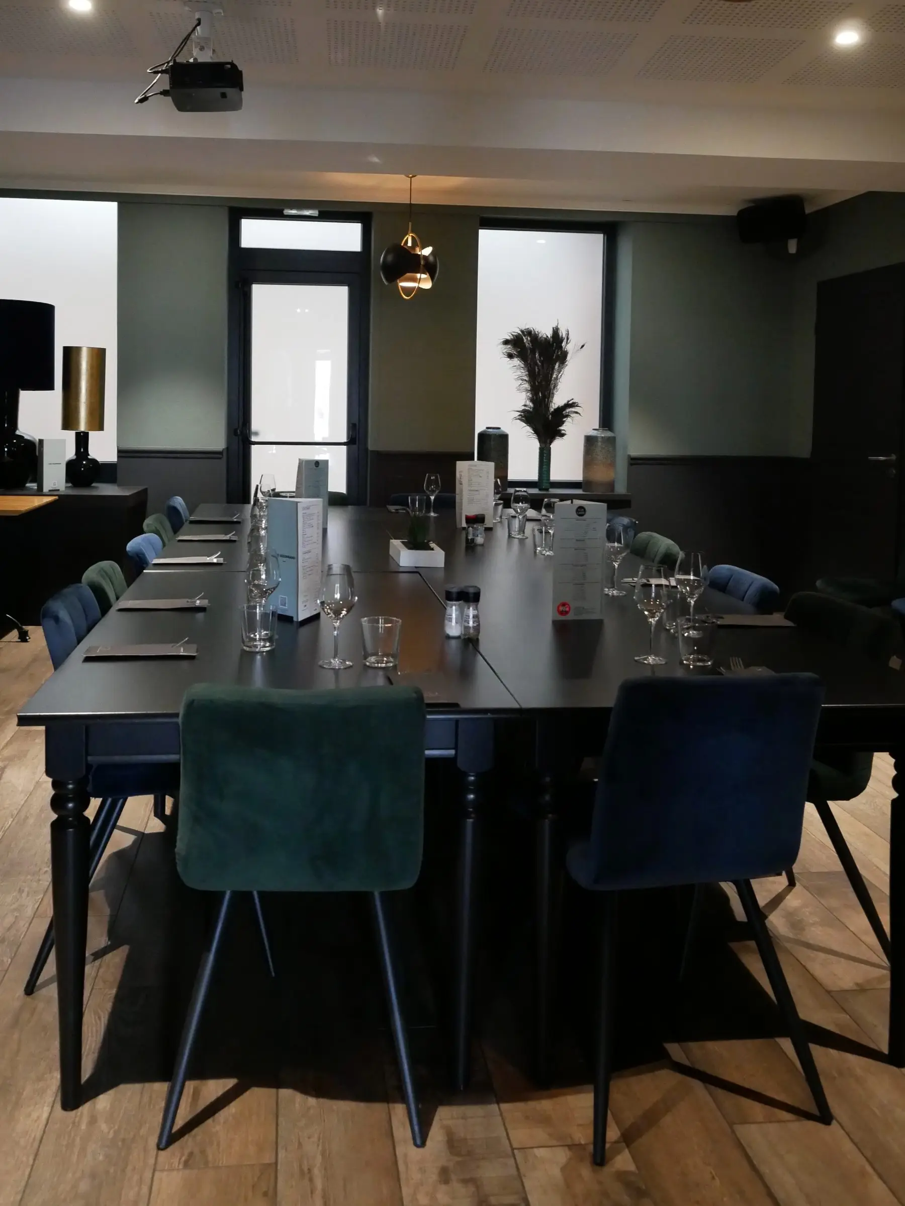 Salle du Café Gourmand aménagée en table de réunion pour un séminaire.